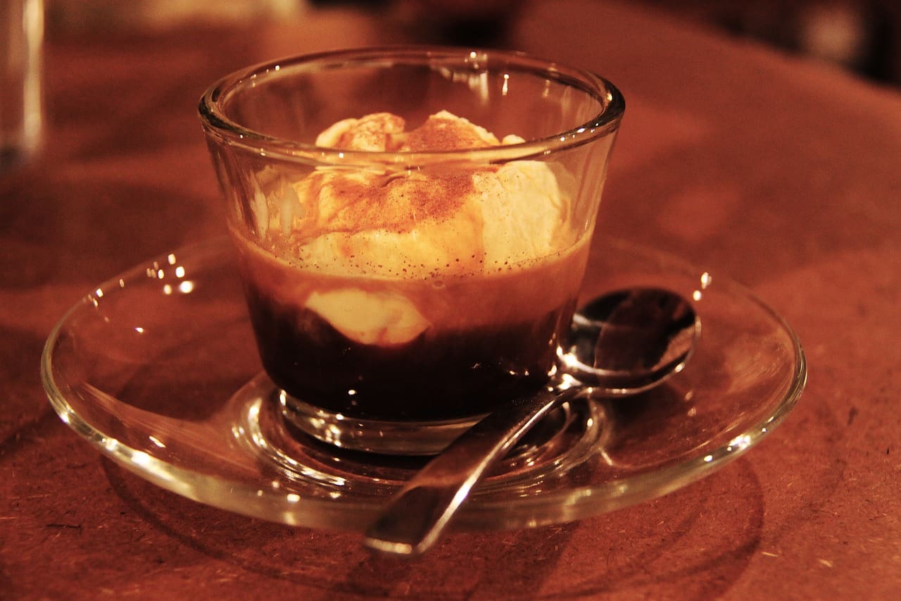 Affogato: Perpaduan Manis Es Krim dan Pahit Kopi yang Menggoda 1 affogato 623516 1280